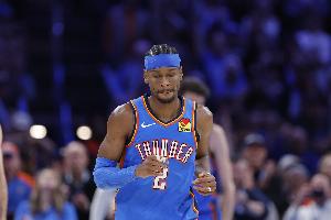 SGA本季前25场客场取得19胜&得分800+ 历史第三人&另两人是库乔 配图