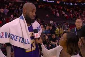 詹姆斯to记者：本该马上去冰敷 但你太棒了&我必须来接受你的采访 配图