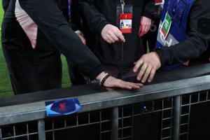 诺阿·朗手指严重割伤!ESPN晒照,工作人员对其受伤的地点检查 配图