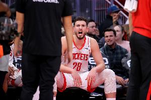 瑕疵收尾！申京复出15中10砍27分10助 休息2分钟回来手忙脚乱了 配图