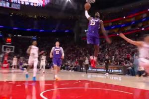 扣爽了！41岁詹姆斯飞速前插 超远滑翔战斧暴扣打停火箭 配图