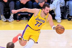 27岁19天!东契奇解锁生涯1600三分里程碑 NBA历史最年轻 配图