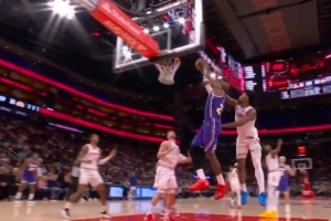 还得你来！里夫斯送助攻 詹姆斯空接扣篮打成2+1 配图