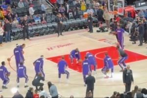 还挺逗!老詹主call湖人赛前仪式 一个没进但节目效果拉满 配图