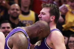 詹姆斯：东契奇整个赛季都这么打球 我们努力支援他 配图