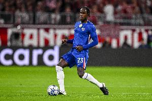 记者:切尔西仍在等待查洛巴的扫描结果,以确定其伤势情况 配图