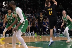 很顽强！帕特·斯潘塞后仰金鸡独立命中 帮助勇士苦苦支撑 配图