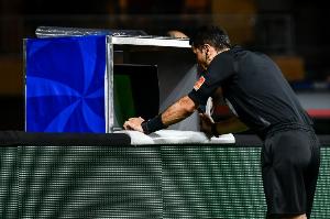 TA：欧足联将和各联赛协商如何减少VAR干预 并寻求推行流媒体平台 配图