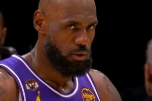 梦回灭霸詹？41岁老汉扣翻全场 发狠眼神杀气侧漏！ 配图