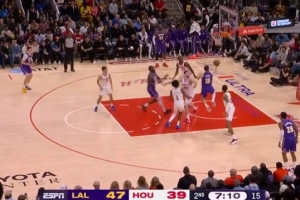 体力条没了？里夫斯突破假动作骗过防守上空篮短了 配图