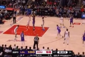 重建优势！詹姆斯吊传艾顿 后者迎着申京翻身跳投打停火箭 配图