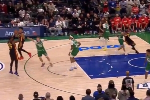 这么凶的嘛！奥孔武开局里突外投连砍10分 个人轰出10-0！ 配图