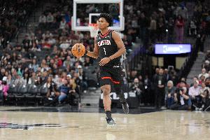 冲击力十足！阿门上半场13中6得到14分6板3助 得分全队最高 配图