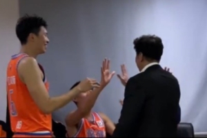 平民球队掀翻豪华航母！福建战胜北京后疯狂庆祝 在更衣室嗨翻了 配图