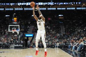 双枪!贝21中10&三分10中5砍25分 墨菲17中7&三分12中4砍23分 配图