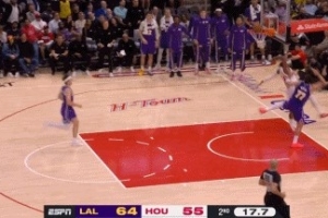 论把握机会的能力！伊森回传失误 斯玛特长传助东契奇反击上篮2+1 配图