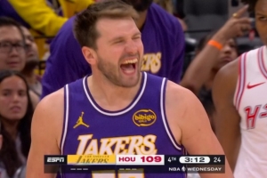 这就叫超级巨星！东契奇转身三分手起刀落 湖人领先4分打停火箭 配图