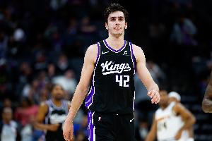 本赛季当雷诺出战30+分钟时 场均18.7分10.3板1.6助 命中率62.4% 配图