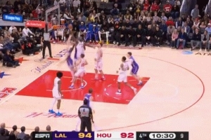 游鱼一般丝滑！小里夫斯背运过掉谢泼德 无惧补防挑篮取分 配图