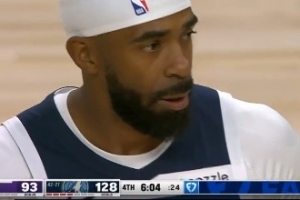 吉祥二老登场！康利和英格尔斯同时替补登场 现场观众热烈掌声 配图