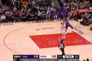 你说这是41岁？詹姆斯机智判断成功抄截 快下一条龙单臂暴扣得手 配图