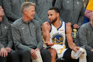 科尔：我一点儿也不担心库里复出后的状态 他会做他该做的事 配图