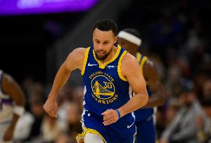 库里这赛季不该打了 若他带队季后赛&错失高位签 这无疑愚蠢至极 配图