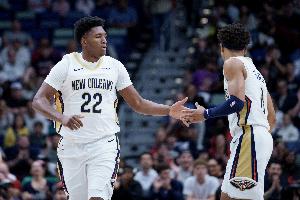 菜鸟也有贡献!7号秀费尔斯拿到11分3助 13号秀奎因砍14分2板2助 配图