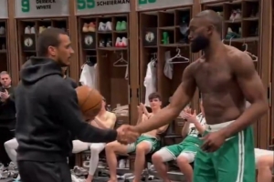 得分升至绿军队史前十！赛后马祖拉将比赛用球送给杰伦·布朗 配图