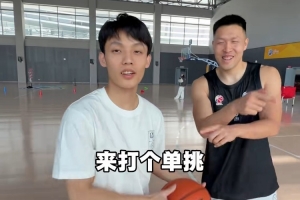 徐杰与网红球员洋妈单挑局！毕竟CBA球员 各种变速变向轻松拿捏！ 配图