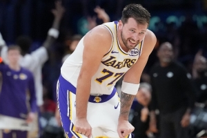 东契奇三罚不中&海斯两罚不中！湖人首节罚球7中2 火箭没有罚球 配图