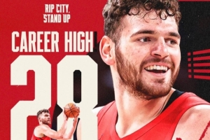 得分生涯新高！开拓者官方发布克林根本场28分数据海报 配图