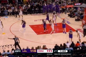 自己打啊！申京冲筐突然回传 谢泼德反应不及球出界失误 配图