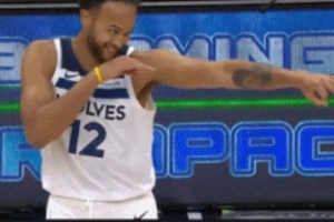 秀起来了！李凯尔三节压哨大号两分命中 进球后模仿海兰德庆祝 配图