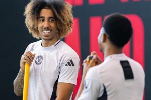 金毛狮王!曼联官方晒约罗新发型:一头脏辫变成金发爆炸头 配图