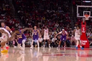 对面没招儿！上半场湖人造成火箭6次失误 利用失误得分14比4 配图