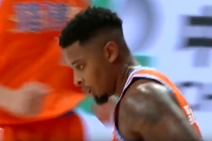 全指着你得分！皮特森半场三分9中5砍下22分2助2断 最后一攻崴脚 配图