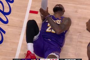 燃尽了！詹姆斯先连续防守又全力冲刺上篮被犯规 手肘再次受伤！ 配图