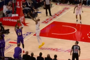 玄冥二老对决！詹姆斯开场底角迎着杜兰特三分 张手就进！ 配图