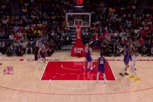 打开了！杜兰特连投带罚连续拿分 帮助火箭占据主动 配图