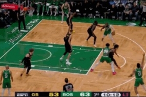 防守还是有谱！追梦防守不失位 杰伦·布朗急停后仰中投三不沾 配图