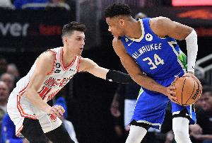 影响摆烂？本赛季字母哥缺阵时雄鹿11胜21负 出场时为17胜19负 配图