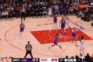 风扇转了！芬尼·史密斯底角接球 空位三分稳稳命中 配图