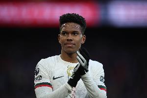 邮报:埃斯特旺是被临时征召进名单&球员还在养伤,因此没有上场 配图