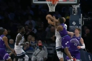 戈贝尔扣篮被科利尔凶狠犯规 要发作被兰德尔抱住&科利尔一级恶犯 配图