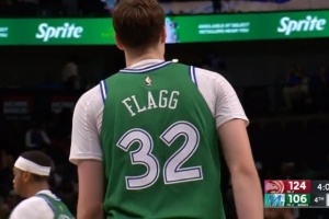 被帽到了吗？弗拉格弧顶三分短到离谱 三不沾直接24秒违例 配图