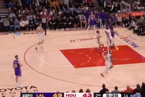 太轻松！东契奇弧顶被包夹后分球 艾顿冲击内线飞身暴扣 配图