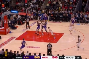 一马平川！詹姆斯反击接球 中路突击大三步上篮得手 配图