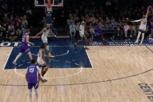 迪文岑佐扑防森萨博被吹三分犯规 回放后改判森萨博踢腿进攻犯规 配图