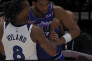 这么激烈？海兰德哨响后拿球&哈克莱斯抢球引发小冲突 两人各吃1T 配图